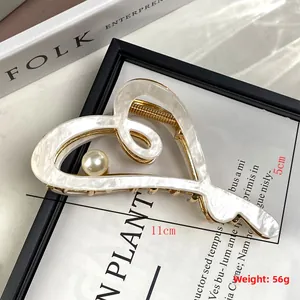 Détail de la pince à cheveux cœur de 11 cm avec finition nacre et dimensions