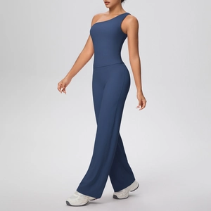 Ensemble haut de yoga à une épaule et pantalon large bleu marine sur un mannequin
