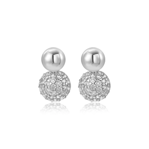 Makroaufnahme von Doppel-Kugel-Ohrringen in Silber mit Zirkonia-Pavé und poliertem Metall