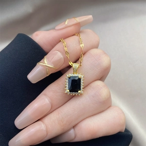 Vue détaillée d'un pendentif en zircon noir rectangulaire rétro sur une fine chaîne dorée