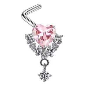 Dettaglio del piercing al naso a forma di L con gemma a cuore rosa e cristalli chiari