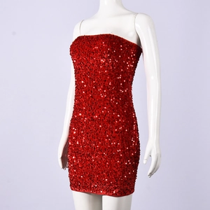 Gros plan d'une robe bustier rouge à paillettes montrant la texture et la coupe courte