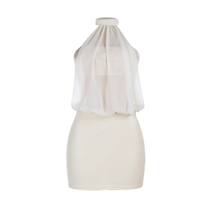 Detailansicht eines cremefarbenen Neckholder-Kleides mit Chiffon-Patchwork