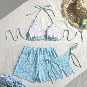 Set bikini tre pezzi azzurro testurizzato con top a lacci e pantaloncini abbinati