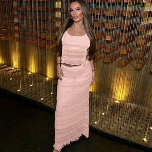 Détail de l'ensemble maxi deux pièces plissé rose avec haut licou et jupe longue