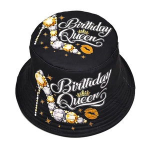 Detail des Birthday Queen Fischerhuts mit Kristall-High-Heel und Kronen-Print-Design