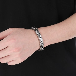 Dettaglio del bracciale punk da uomo in acciaio inossidabile con trama martellata