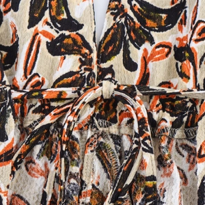 Urlaub-Set mit Neckholder-Top und Blumenhose, Taillenschnürung und Crinkle-Stoff