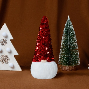 Detail eines roten Pailletten-Weihnachtswichtels mit weißem Bart und Aufhängeschnur