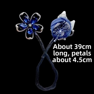 Détail d'un chignon à fleurs en cristal bleu avec dimensions de 39 cm de longueur