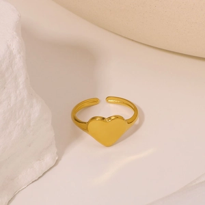 Polierter herzförmiger Ring aus 18K vergoldetem Edelstahl auf Steindisplay
