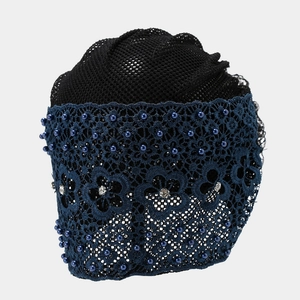 Detail von marineblauem Spitzen-Stirnband mit Perlen und Strass auf schwarzem Netzstoff