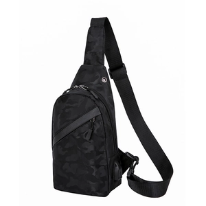 Herren-Brusttasche mit schwarzem Camouflage-Muster und verstellbarem Gurt auf weißem Hintergrund