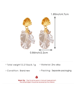 Détails de boucles d'oreilles coquillage doré avec pétales blancs et dimensions précises