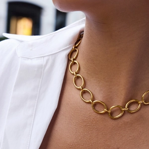 Gros plan d'un collier à grosse chaîne en acier inoxydable plaqué or 18 carats