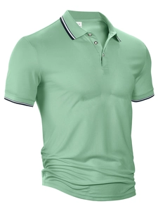 Détail du polo vert menthe montrant la texture piquée et le col à rayures bleu marine