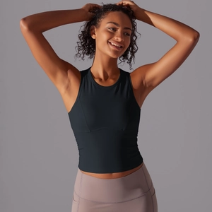 Détail du débardeur de yoga noir montrant la texture en maille et la coupe slim fit
