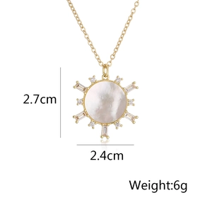 Dettaglio del ciondolo a quadrifoglio dorato 2,7x2,4 cm con madreperla e zirconi bianchi
