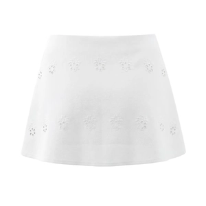 Détail de mini-jupe blanche trapèze en dentelle avec broderie florale ajourée élégante