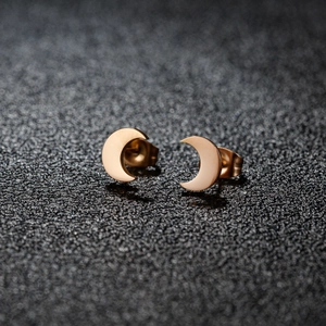 Boucles d'oreilles minimalistes en croissant de lune dorées polies en acier inoxydable