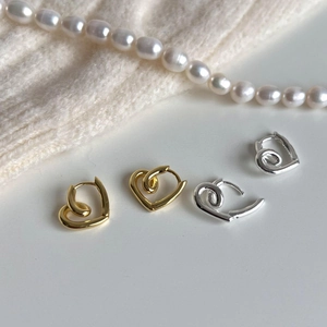 Minimalist S925 sterling silver heart-shaped hoop earrings in gold and silver finish