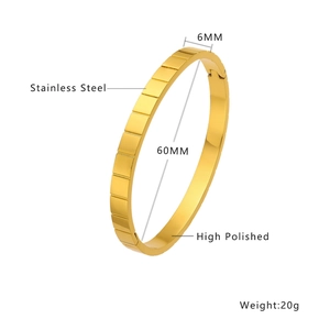 Vista dettagliata del bracciale in acciaio inossidabile dorato da 6 mm lucido