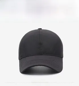 Dettaglio del cappellino da baseball nero in mesh con stampa SPORTS e cuciture rinforzate