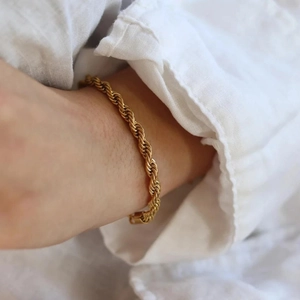 Bracelet chaîne torsadée dorée en acier inoxydable style hip hop sur poignet