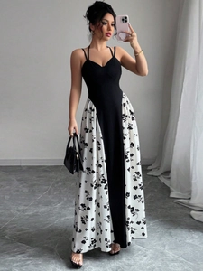 Robe longue dos nu élégante avec corsage noir et jupe contrastée à imprimé fleuri