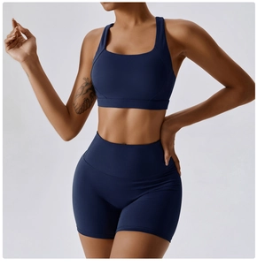 Dettaglio del set yoga blu navy con pantaloncini traspiranti e reggiseno sportivo
