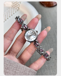 Détail d'une montre bracelet GEDI pour femme en argent avec pierres violettes ovales