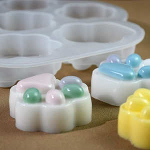 Vue détaillée du moule en silicone patte de chat avec créations finies en résine époxy