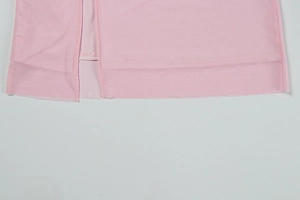 Detailaufnahme des Seitenschlitzes und des Saums eines rosa Chiffon-Abendkleides