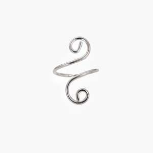 Dettaglio dell'anello a spirale in argento per uncinetto con finitura metallica