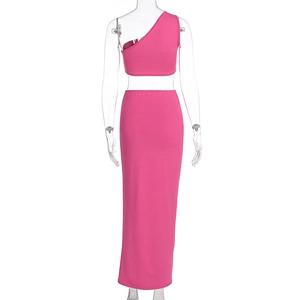 Détail du haut court asymétrique et jupe longue taille haute fendue en magenta vif