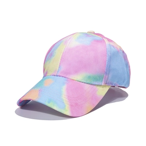 Casquette de baseball tie-dye aux tons roses et bleus avec visière incurvée et style à 6 panneaux