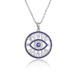 Macro del ciondolo malocchio in argento con zircone blu e cristalli su sfondo bianco