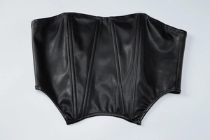 Dettaglio del corsetto in ecopelle nera con stecche di supporto e cuciture rifinite