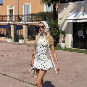 Robe courte vintage française blanche à pois, épaule dénudée avec ourlet à volants