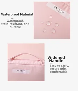 Détails d'une trousse à maquillage rose avec tissu imperméable et poignée élargie