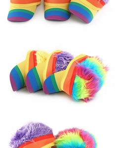 Detalle de viseras con rayas de arcoíris y pompones de piel sintética de colores vivos