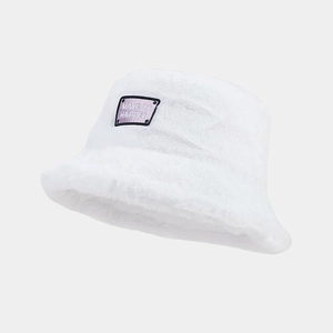 Détail de la texture d'un chapeau bob en peluche blanche avec broderie violette