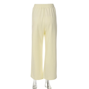 Vue arrière du pantalon large crème à cordon avec taille haute élastique sur mannequin