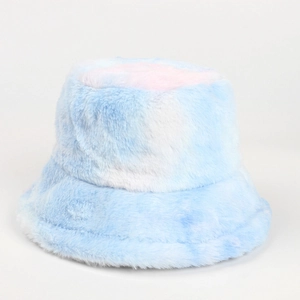 Dettaglio del cappello pescatore in peluche con motivo tie-dye blu e bianco e consistenza