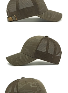 Dettaglio del cappello trucker mimetico con rete traspirante e fibbia in metallo regolabile