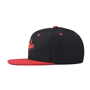 Brooklyn Snapback Baseballkappe in Schwarz und Rot mit 3D-Stickerei und flachem Schirm