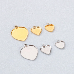 Set of heart-shaped stainless steel pendant trays in gold and silver, various sizes
