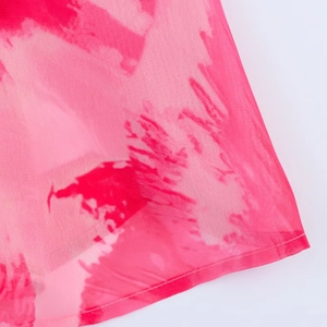 Nahaufnahme der halbtransparenten rosa Blumendruck-Stoffes mit feiner Saumnaht