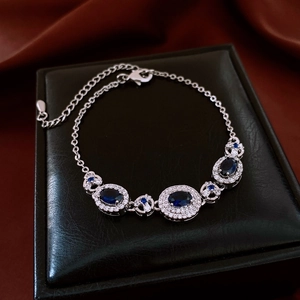 Détail du bracelet ovale en saphir bleu de style français avec chaîne réglable