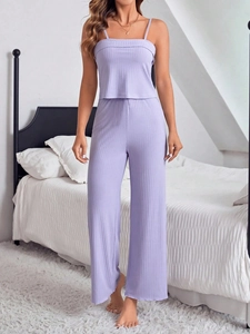 Vue détaillée de l'ensemble de pyjama violet en maille côtelée avec caraco et pantalon